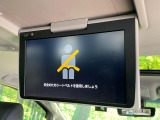 【フリップダウンモニター】大画面モニターで後席でもエンタメをお楽しみいただけます。小さなお子様にも大人気の装備です♪