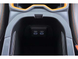充電用USB端子付き。スマートフォンなどの充電に便利です。