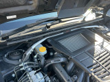 【STIタワーバー】お車の剛性を高めるタワーバーを装備。よりスムーズなコーナリング走行が可能となり、走りも楽しめます。