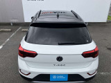 力強さと低燃費を両立するTSIエンジン搭載。軽快な加速とVolkswagenならではの安定感ある走りを楽しめるT-Rocブラックスタイルです。