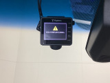 ドライブレコーダー(社外品)が前方の監視をしてくれます。記録された動画が万が一の際に直前の状況を把握する手助けとなります。*使用時は別途SDカードが必要になります
