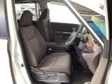 フロント広々、セパレートシートの運転席は、ハイトアジャスターが付いているので、快適にドライブができます。ハンドルはテレスコピック機能で、ハンドル位置を上・下・手前・奥に調節できます。