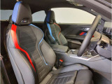 【コックピットシート】BMW車の主役席。車体中央にくる様に配置し車両重心とが一致する事でドライバーと車との一体感あるドライビングを実現。人間工学に基づき形成した形状が長時間のドライブ疲労も軽減します!