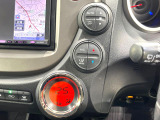 【オートエアコン】一度お好みの温度に設定すれば、車内の温度を検知し風量や温度を自動で調整。暑い&hellip;寒い&hellip;と何度もスイッチ操作をする必要はありません。快適な車内空間には必須の機能ですね♪
