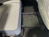 後席のシートの下には物入があり便利です