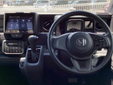運転席周辺のスマートなレイアウトが、操作のしやすさを実現。快適なドライブをサポートします。パーキングブレーキはフットブレーキタイプです。