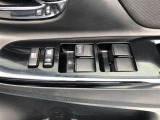 パワーウィンドウのスイッチです。 運転席にいながら助手席や後席の窓を開け閉めできるので、大変便利です。