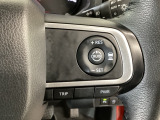 アクセルを踏まなくても、設定した速度で走行できます!先行車との車間距離を適切に維持する追従走行の機能も装備しています!