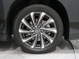 アルミホイールを装備、タイヤサイズは205/55R17です。
