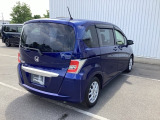コンビネーションランプを高い位置に配置、後続車に見やすいデザインで安全にも配慮。