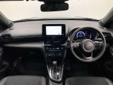 シンプルながら機能性あふれる運転席廻りです。視界性もよく、運転しやすいですよ。