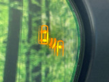 【ブラインドスポットモニター】走行中、ドアミラーの死角になりやすい箇所に後続車が接近するとサイドミラーのレンズに警告を表示!ドライバーに注意喚起をしてくれます。