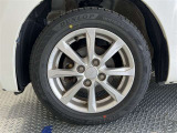タイヤサイズは155/65R14、純正アルミホイール装着しています