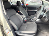 運転席まわりには十分なスペースがあり、大柄な方でもゆったり運転していただける環境です。