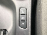 アドバンスト パーク付きです。カメラやソナーによって、周囲を監視しながら駐車を支援。障害物を検知した場合には警報を鳴らし、ブレーキ制御を行うことで接触回避を支援します。
