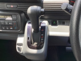 インパネシフトです。パーキングブレーキはフットブレーキタイプです。