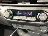 【オートエアコン】一度お好みの温度に設定すれば、車内の温度を検知し風量や温度を自動で調整。暑い&hellip;寒い&hellip;と何度もスイッチ操作をする必要はありません。快適な車内空間には必須の機能ですね♪