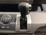 CVT車のセレクトレバーです。低速から高速まで、変速ショックのないスムーズな走りを実現するとともに、エンジン効率のよい領域を維持することで燃費にも貢献します。