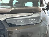 LEDヘッドライトは、点灯の瞬間から最大光量を発揮し、突然暗くなるトンネルなどでの安定感を高めます。