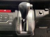 CVT車のセレクトレバーです。低速から高速まで、変速ショックのないスムーズな走りを実現するとともに、エンジン効率のよい領域を維持することで燃費にも貢献します。