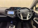 シンプルな運転席周りです。インパネ周りの各操作スイッチ類も使いやすいよう配置されています!