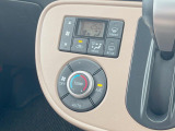 【オートエアコン】一度お好みの温度に設定すれば、車内の温度を検知し風量や温度を自動で調整。暑い&hellip;寒い&hellip;と何度もスイッチ操作をする必要はありません。快適な車内空間には必須の機能ですね♪