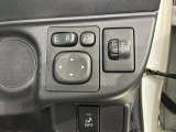 狭い駐車場で便利な電動格納ドアミラーが付いています。