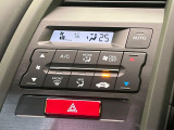 【オートエアコン】一度お好みの温度に設定すれば、車内の温度を検知し風量や温度を自動で調整。暑い&hellip;寒い&hellip;と何度もスイッチ操作をする必要はありません。快適な車内空間には必須の機能ですね♪