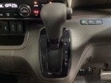 CVT車のセレクトレバーです。低速から高速まで、変速ショックのないスムーズな走りを実現するとともに、エンジン効率のよい領域を維持することで燃費にも貢献します。