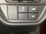VSA装備車です。VSAはドライバーの操作と車の動きを見守っています。もし車の挙動が乱れたとき、4輪別々にブレーキをかけたり、エンジンパワーをしぼることによって車を安定させます。