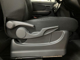 運転席はシートリフター付きで運転しやすいポジションを設定できます♪