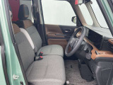 運転席まわりです。実際に座ってみて、乗り心地を体験してみてください,視界も良好です
