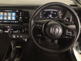 【ハンドル】運転にかかわる様々な操作を安全に行えるように視点移動が少なく操作性に配慮されたスイッチ類が凝縮されたコックピットです。