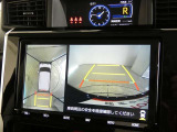 パノラミックビューモニター付きです。車両を上から見たような映像を画面に表示。運転席からの目視だけでは見にくい、車両周辺の状況をリアルタイムでしっかり確認できます。