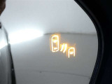 隣車線を走る車両をレーダーで検知し、ドアミラーでは確認しにくい後側方エリアに存在する車両に加え、急接近してくる車両も検知します。車両を検知するとドアミラーに搭載されたLEDインジケーターが点灯します。