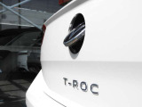 【バックカメラ(エンブレムタイプ)】 リアの「VW」エンブレムの内部にバックカメラを装備。バックギアに切り替えるとリアのエンブエムが開いてバックカメラが作動、雨の日でも鮮明な画像を確認できます。