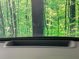 【カラーヘッドアップディスプレイ】現在の速度や走行情報をデジタル表示で運転席前方のガラスに投影!カラー付きで視認性も高く、運転中目線をずらさず必要な情報を確認できるのでとっても便利で安心!