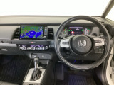 【ハンドル】運転にかかわる様々な操作を安全に行えるように視点移動が少なく操作性に配慮されたスイッチ類が凝縮されたコックピットです。