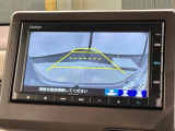 リバースギアに入れるだけで後方の表示へ切り替わります。夜間や雨の日の駐車も楽になりますよ。