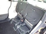 ◆チップアップ&ダイブダウン機構付【ULTR SEAT】は後席座面を左右分割で跳ね上げることができます。トランクで積載できない背の高い荷物をラクラク収納できます。ホンダ車ならではの人気装備です。