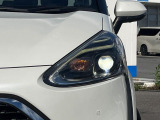 【LEDヘッドライト】悪天候や夜間走行時も良好な視界を確保し安心して運転できる高輝度LEDヘッドライトを装備!点灯速度が早く、消費電力も抑えられています。