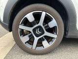 ホイールは4本ともガリ傷少なく綺麗です。タイヤは溝があまりないのでご納車前に4本とも新品に交換致します。