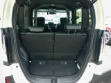 フル乗車時でも十分な荷室です。