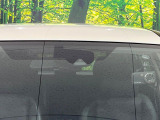 【エマージェンシーブレーキ】走行中に前方の車両等を認識し、衝突しそうな時は警報とブレーキで衝突回避と被害軽減をアシスト。より安全にドライブをお楽しみいただけます。