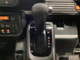 CVT車のセレクトレバーです。低速から高速まで、変速ショックのないスムーズな走りを実現するとともに、エンジン効率のよい領域を維持することで燃費にも貢献します。
