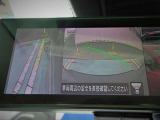 スマートルームミラ-内にアラウンドビュ-カメラの映像を映し出しています。