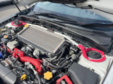 【STIタワーバー】お車の剛性を高めるタワーバーを装備。よりスムーズなコーナリング走行が可能となり、走りも楽しめます。