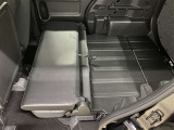 ☆後部座席を倒すと大きな荷物も積めるスペースに☆