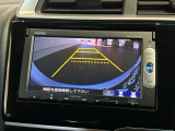 リバースギアに入れるだけで後方の表示へ切り替わります。夜間や雨の日の駐車も楽になりますよ。