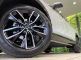 【純正18インチアルミホイール】外観にマッチした純正アルミホイールを装着しております。各種社外アルミホイールや、スタッドレスタイヤも取扱いしております。是非ご相談ください♪